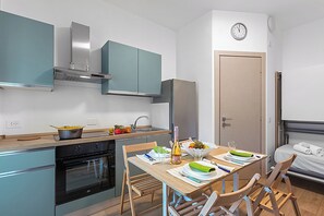 Fridge, oven, stovetop, cookware/dishes/utensils - Merlo A2 - Town Center & Private Parking, Ceriale, Italy (Ceriale)