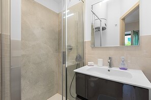 Doccia, asciugacapelli, bidet, asciugamani