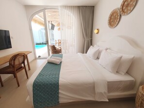 Villa Deluxe, 2 habitaciones, piscina privada, vistas a la piscina | Caja fuerte, escritorio, espacio para trabajar con un portátil