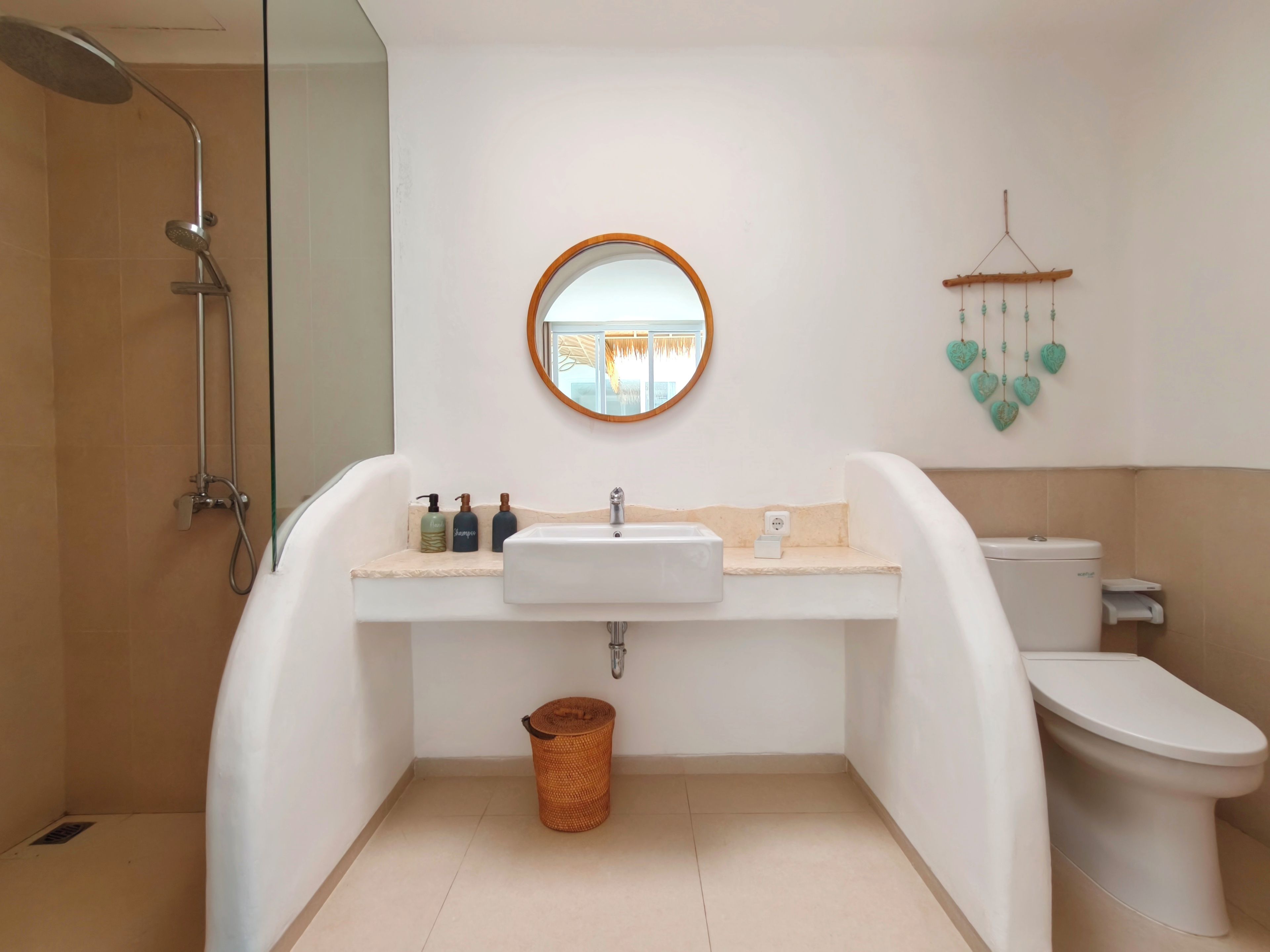 Shower, free toiletries, hair dryer, bidet
