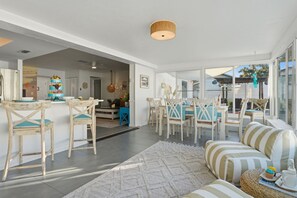 Dining - ⚓Driftwood Dreams, Heated Pool, Game Room, Min to AMI Beaches! (Bradenton)