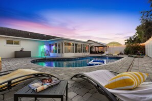 A heated pool - ⚓Driftwood Dreams, Heated Pool, Game Room, Min to AMI Beaches! (Bradenton)