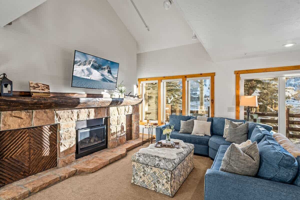 TV, fireplace, offices