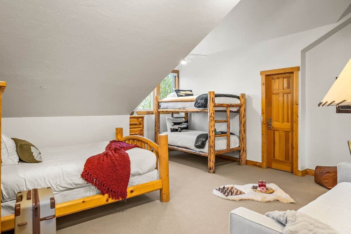3 bedrooms, iron/ironing board, free WiFi, bed sheets