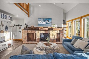 TV, fireplace, offices - Abode at Crestview, private hot tub, minutes to Deer Valley (Park City)