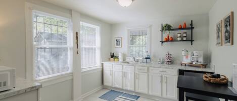 Refrigerador, microondas, cafetera y tetera y tetera eléctrica