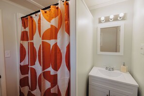 Douche, sèche-cheveux, serviettes fournies, savon