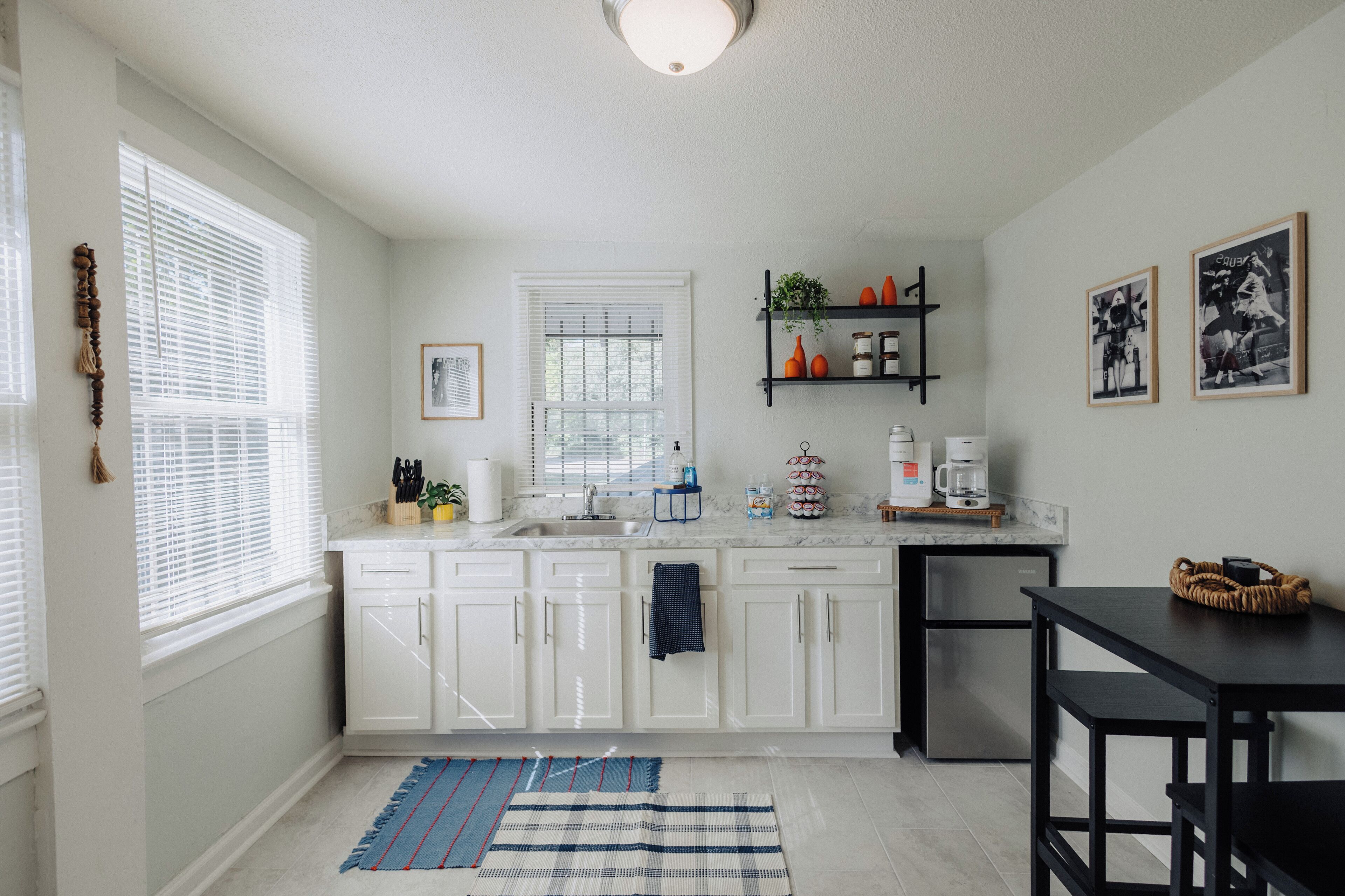 Réfrigérateur, micro-ondes, cafetière/bouilloire, bouilloire électrique