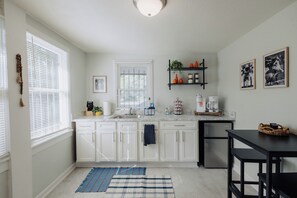 Réfrigérateur, micro-ondes, cafetière/bouilloire, bouilloire électrique