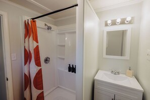 Shower, hair dryer, towels, soap - Centrally Located King Bed Midtown Liberty 2695 UP (Memphis)