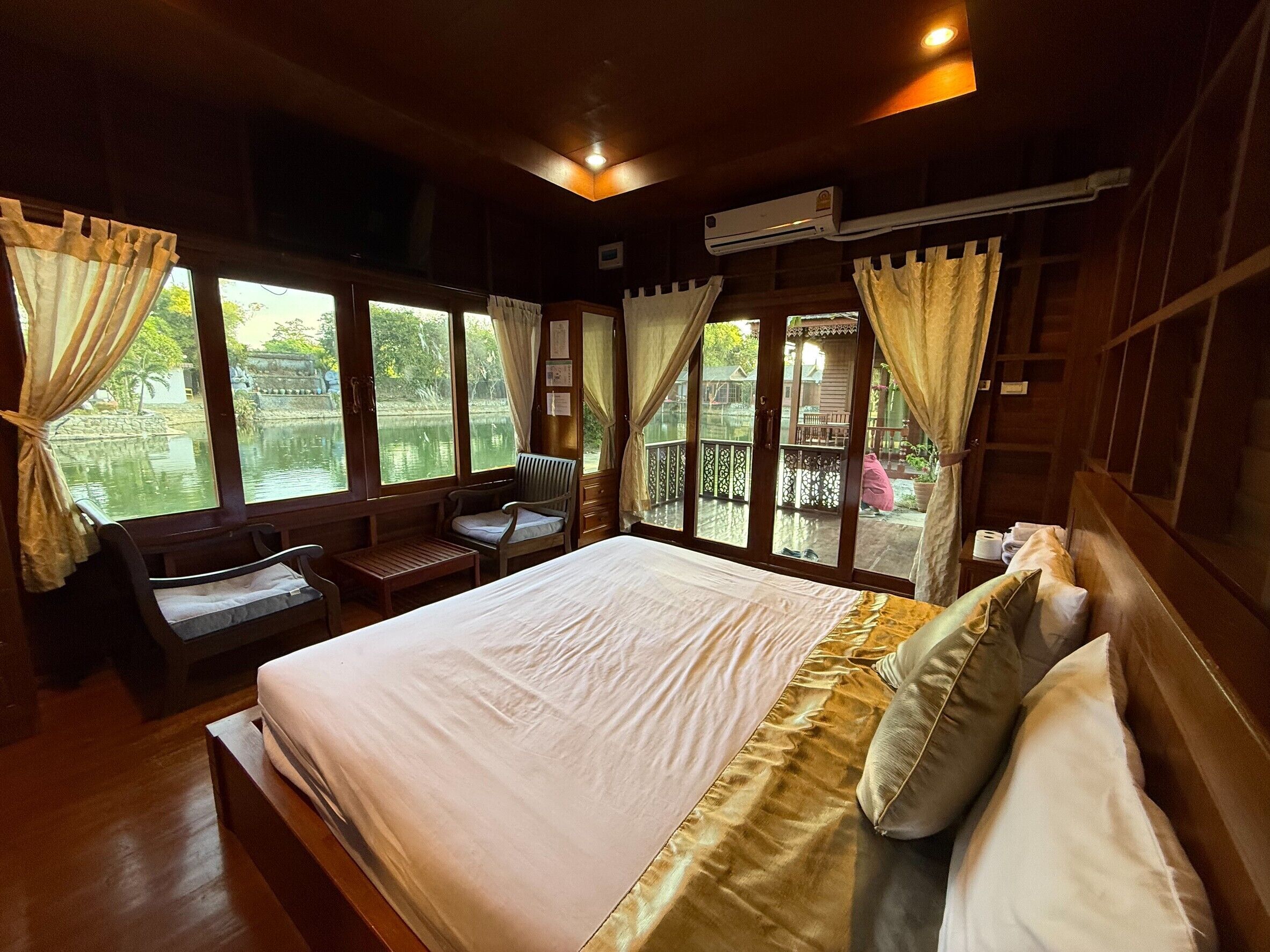 Bureau, rideaux occultants, fer et planche à repasser, Wi-Fi gratuit