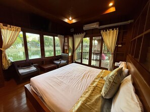 ห้องคอมฟอร์ทดับเบิล, วิวทะเลสาบ | โต๊ะทำงาน, ผ้าม่านกันแสง, เตารีด/โต๊ะรีดผ้า, Wi-Fi ฟรี