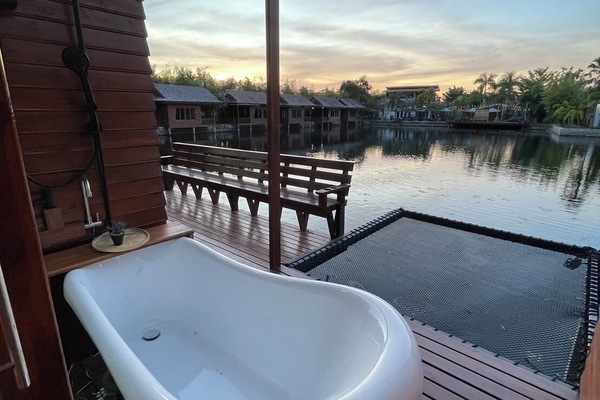 Deluxe Double Room, Lake View | Property grounds