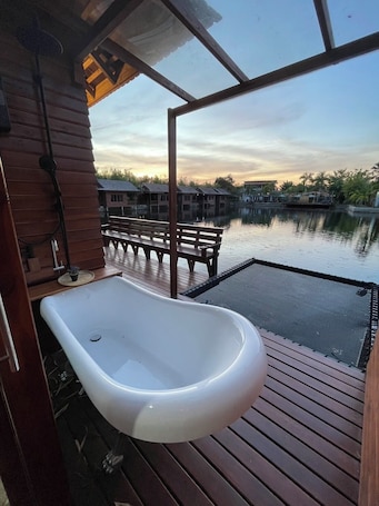 Kamar Double Deluks, pemandangan danau | Halaman properti. Baankiangnam Pattaya