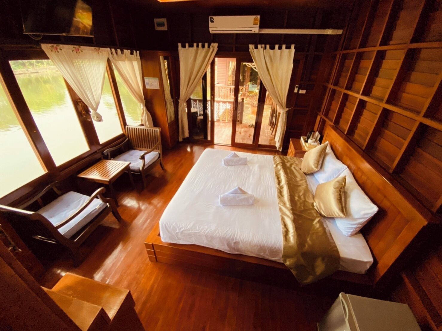 Desk, blackout drapes, iron/ironing board, free WiFi