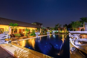 Outdoor pool, pool umbrellas - Baankiangnam Pattaya (Pattaya)