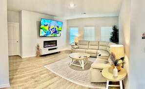 Smart TV, fireplace, stereo - Spacious 4-bedroom house in awesome Olive Branch (Olive Branch)