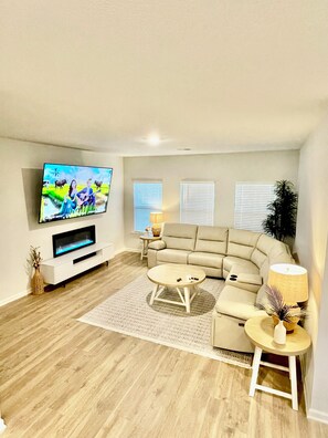 Smart TV, fireplace, stereo - Spacious 4-bedroom house in awesome Olive Branch (Olive Branch)