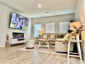 Smart-TV, Kamin, Stereoanlage