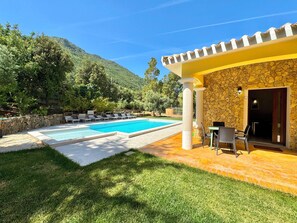 Outdoor dining - " Villa with pool Luxury " (Cardedu)