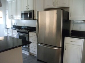 Private kitchen - Superb 4-bedroom house with AC in adorable Norfolk neighborhood - 30 Day Listing (Norfolk)