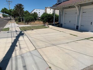 Property grounds - Superb 4-bedroom house with AC in adorable Norfolk neighborhood - 30 Day Listing (Norfolk)
