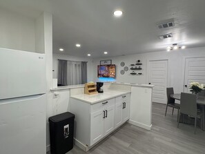 Interior - Enjoyable 3-bedroom Family house with Backyard in lovely Grand Prairie (Grand Prairie)