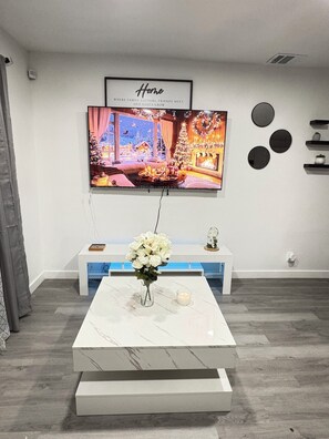 Interior - Enjoyable 3-bedroom Family house with Backyard in lovely Grand Prairie (Grand Prairie)