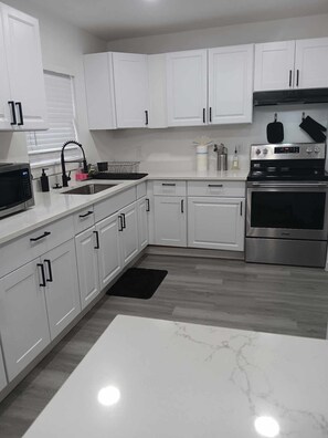 Private kitchen - Enjoyable 3-bedroom Family house with Backyard in lovely Grand Prairie (Grand Prairie)