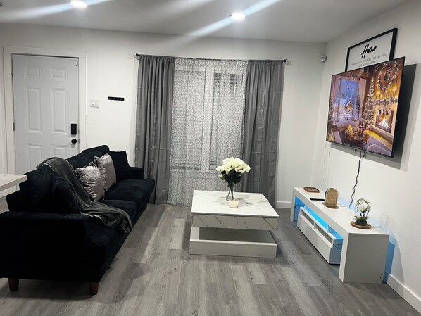 Living area - Enjoyable 3-bedroom Family house with Backyard in lovely Grand Prairie (Grand Prairie)