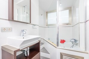 Dusche, Haartrockner, Handtücher