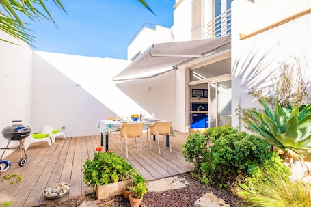 Outdoor dining. VILLA PALMERA - Lovely house near the beach with free Wi-Fi
