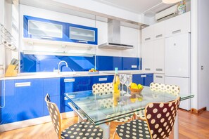 Kylskåp, mikrovågsugn, ugn och spishäll