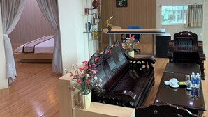 Phòng Suite Cao cấp, 1 phòng ngủ, quang cảnh sân vườn | Nội thất