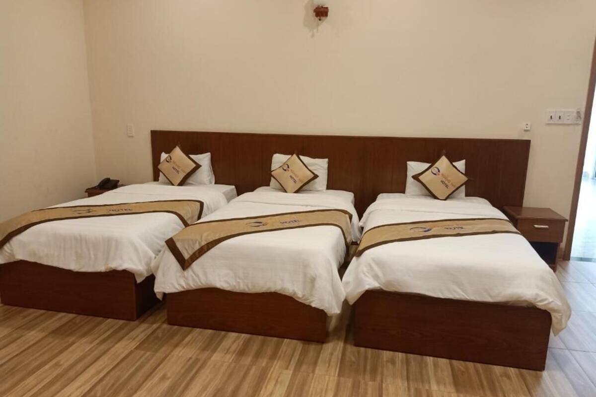Habitación triple estándar, 3 camas individuales, vistas al jardín | Escritorio, espacio para trabajar con un portátil, cortinas opacas