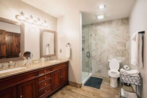 Shower, hair dryer, towels, shampoo - Viognier - In Old Town - Walk to Fashion Square (Scottsdale)