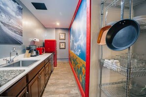 Fridge, microwave, oven, stovetop - Viognier - In Old Town - Walk to Fashion Square (Scottsdale)