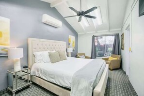 2 bedrooms, desk, iron/ironing board, travel cot - Viognier - In Old Town - Walk to Fashion Square (Scottsdale)