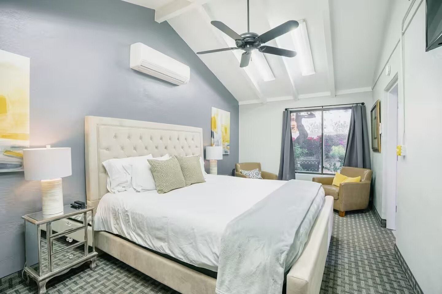 Escritorio, tabla de planchar con plancha, cuna de viaje y wifi gratis