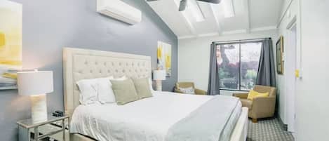 Escritorio, tabla de planchar con plancha, cuna de viaje y wifi gratis