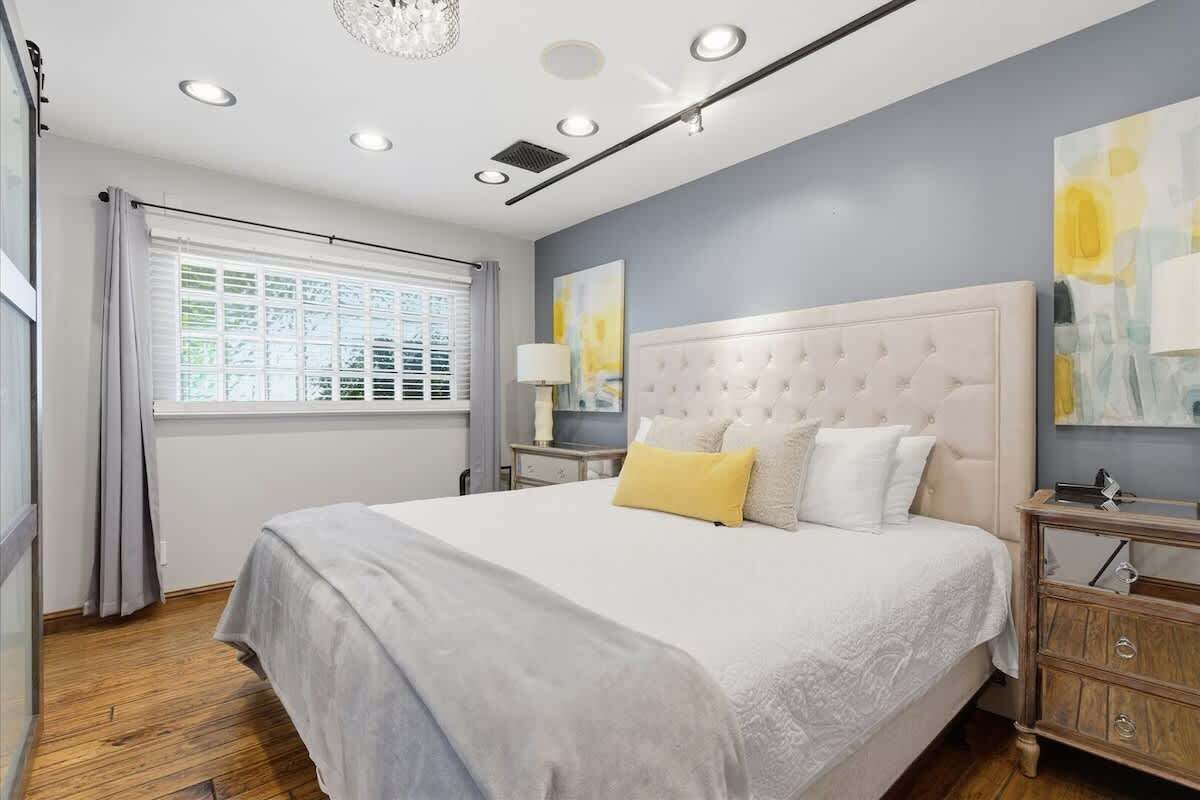 2 habitaciones, tabla de planchar con plancha y cuna de viaje 