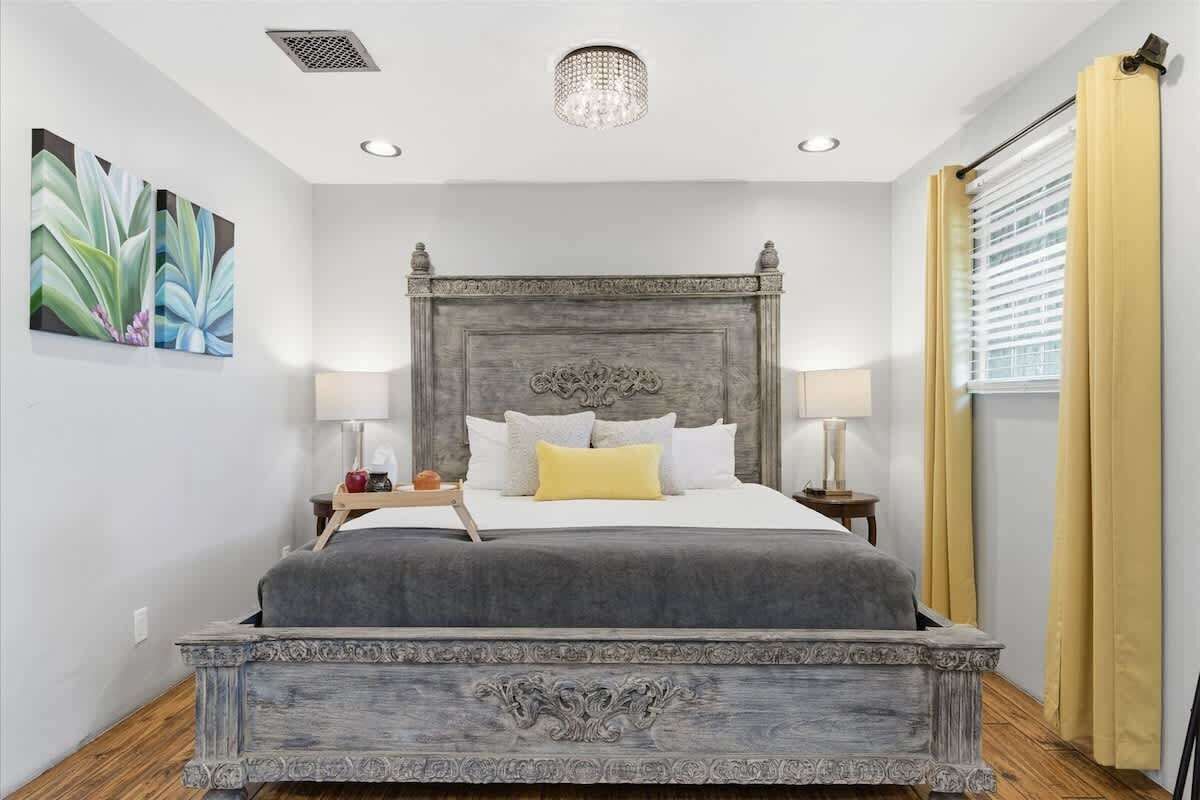 2 habitaciones, tabla de planchar con plancha y cuna de viaje 