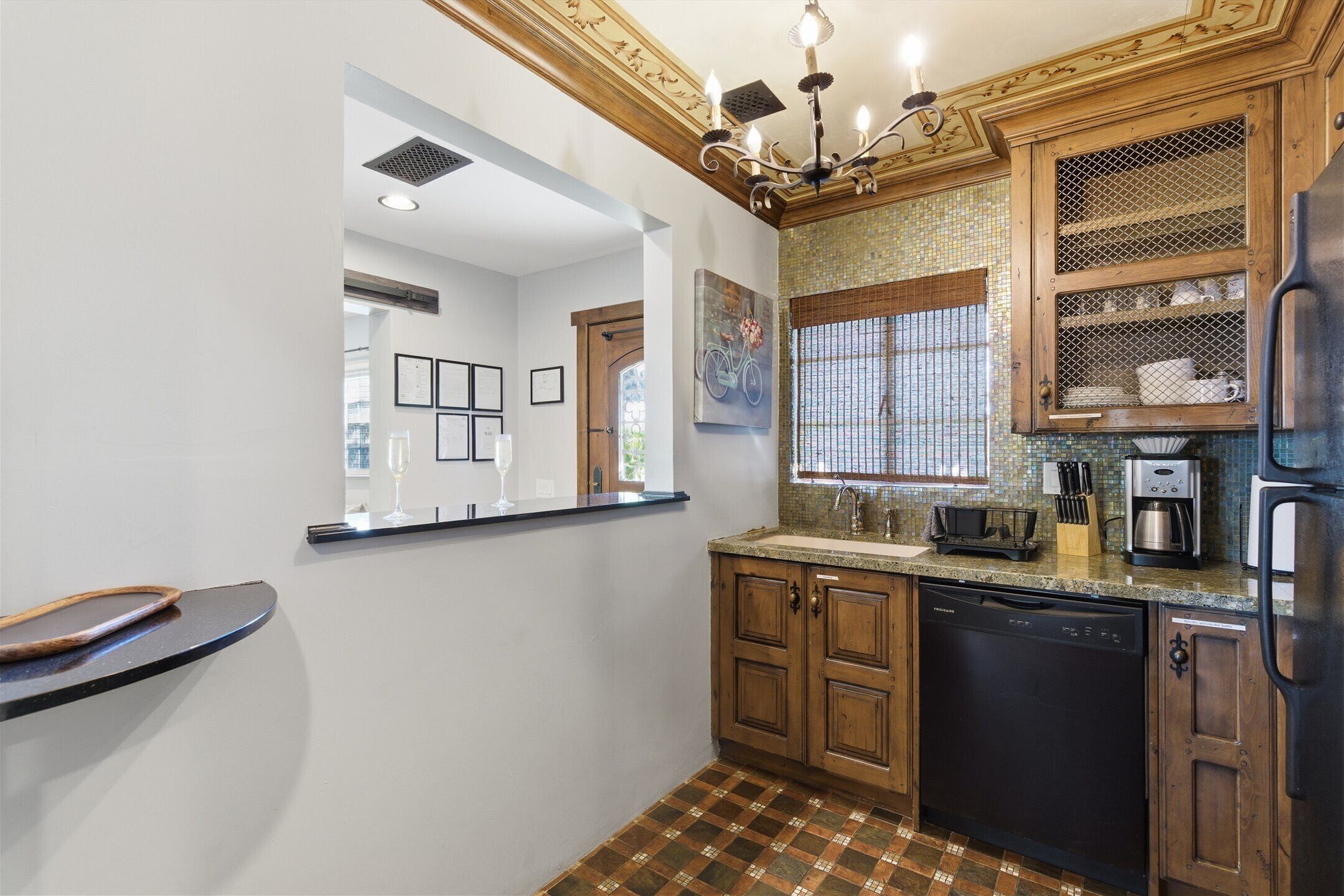 Refrigerador, microondas, lavavajillas, cafetera/tetera