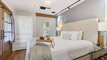 2 habitaciones, escritorio y tabla de planchar con plancha