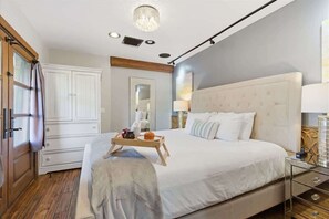 2 habitaciones, escritorio y tabla de planchar con plancha 