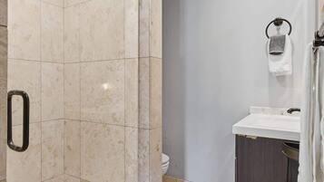 Regadera, secadora de cabello, toallas, shampoo