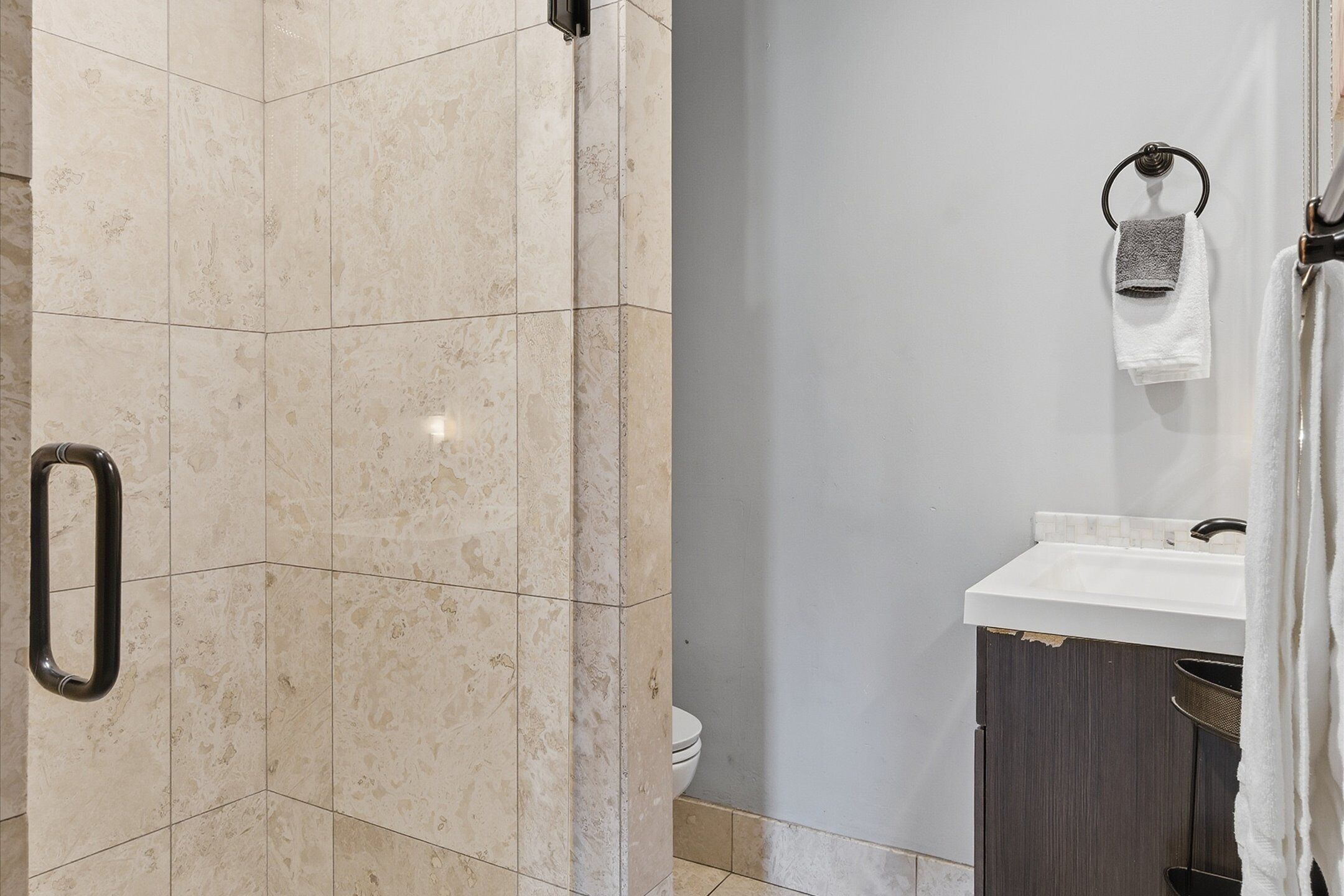 Douche, séchoir à cheveux, serviettes fournies