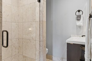 Regadera, secadora de cabello, toallas 