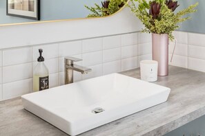 Hiustenkuivaaja, pyyhkeet, saippua, sampoo