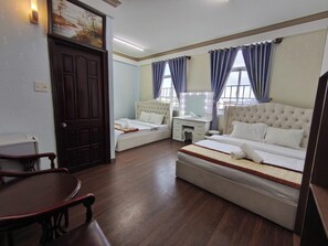 Chambre Quadruple Deluxe | Rideaux occultants, chambres insonorisées, fer et planche à repasser